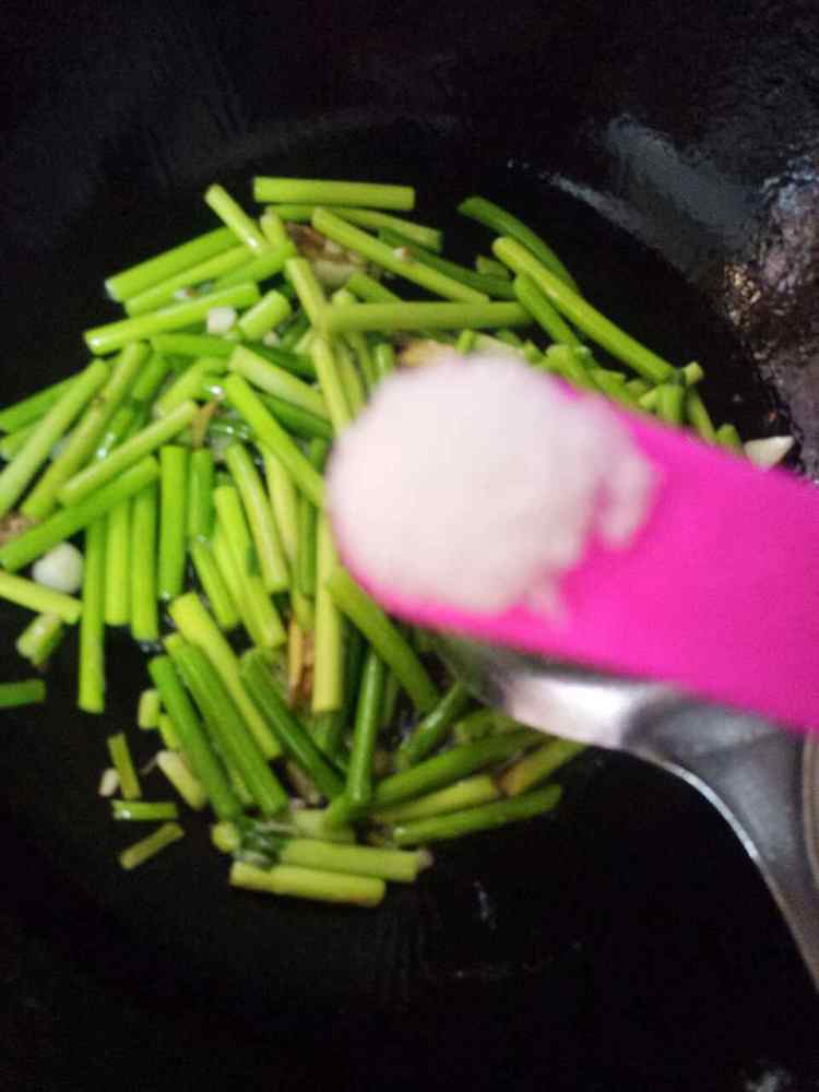 蒜薹炒香干步骤6