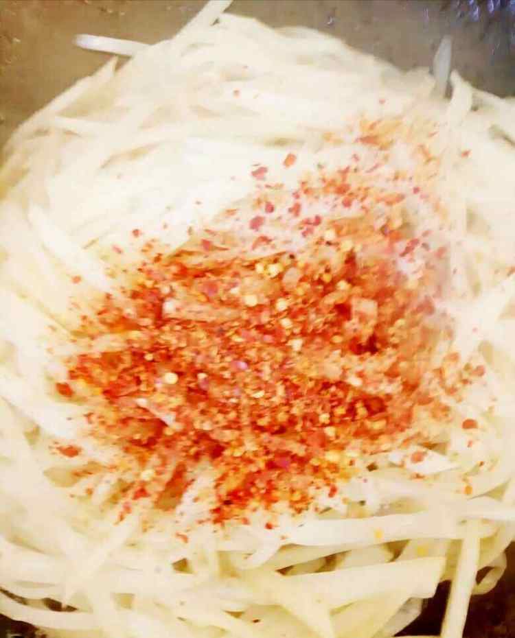 辣炒萝卜丝步骤4