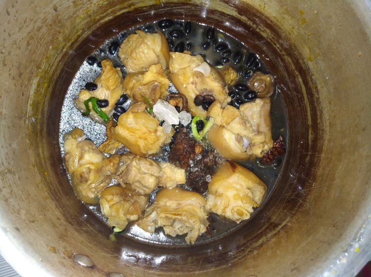 黑豆焖猪蹄步骤8