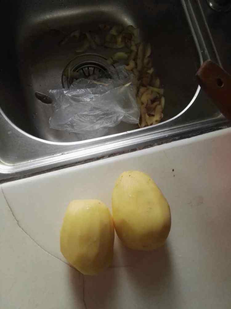 土豆炒西红柿步骤1