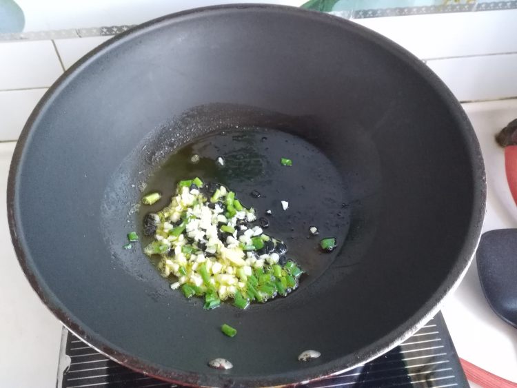豆豉肉末炒豇豆步骤5