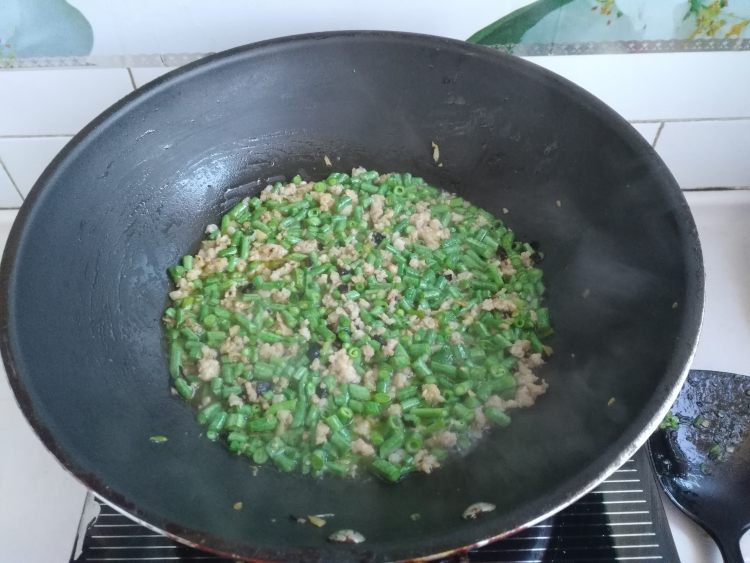 豆豉肉末炒豇豆步骤9