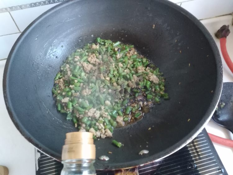 豆豉肉末炒豇豆步骤11