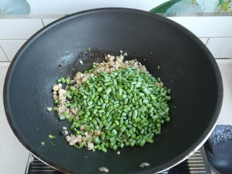 豆豉肉末炒豇豆步骤8