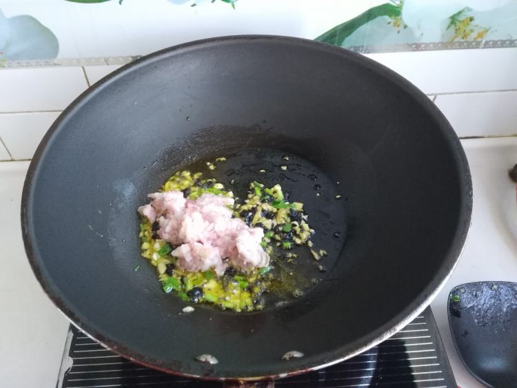 豆豉肉末炒豇豆步骤6