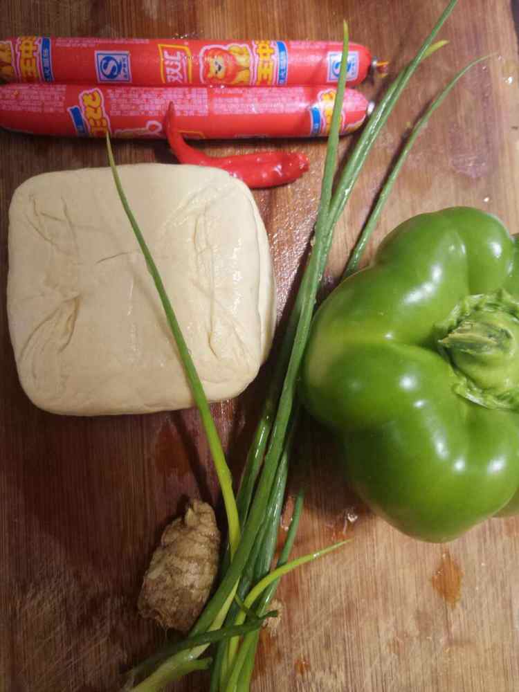 青椒火腿炒豆干步骤1