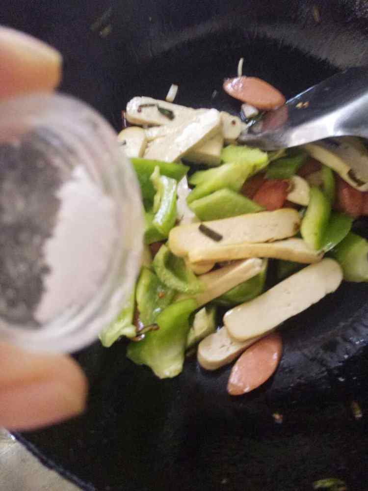 青椒火腿炒豆干步骤7