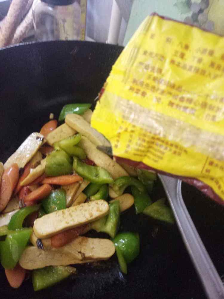 青椒火腿炒豆干步骤9