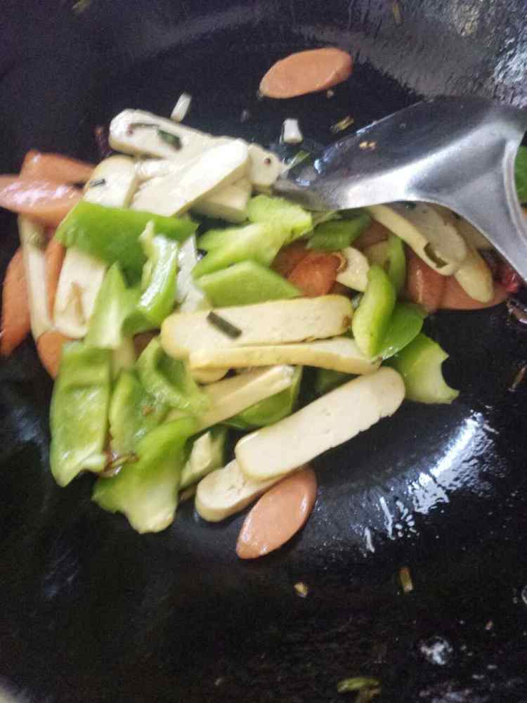 青椒火腿炒豆干步骤6