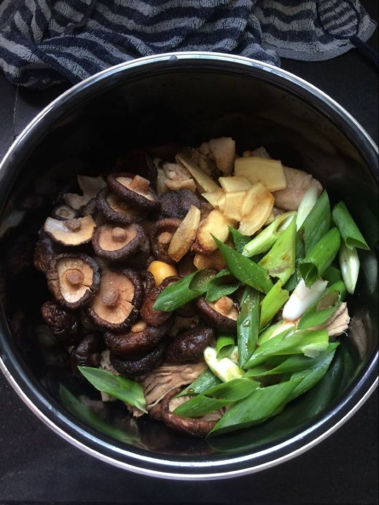 香菇炖鸡步骤5