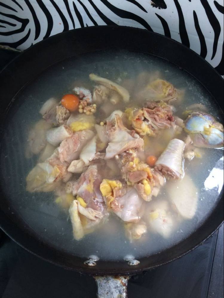 香菇炖鸡步骤3