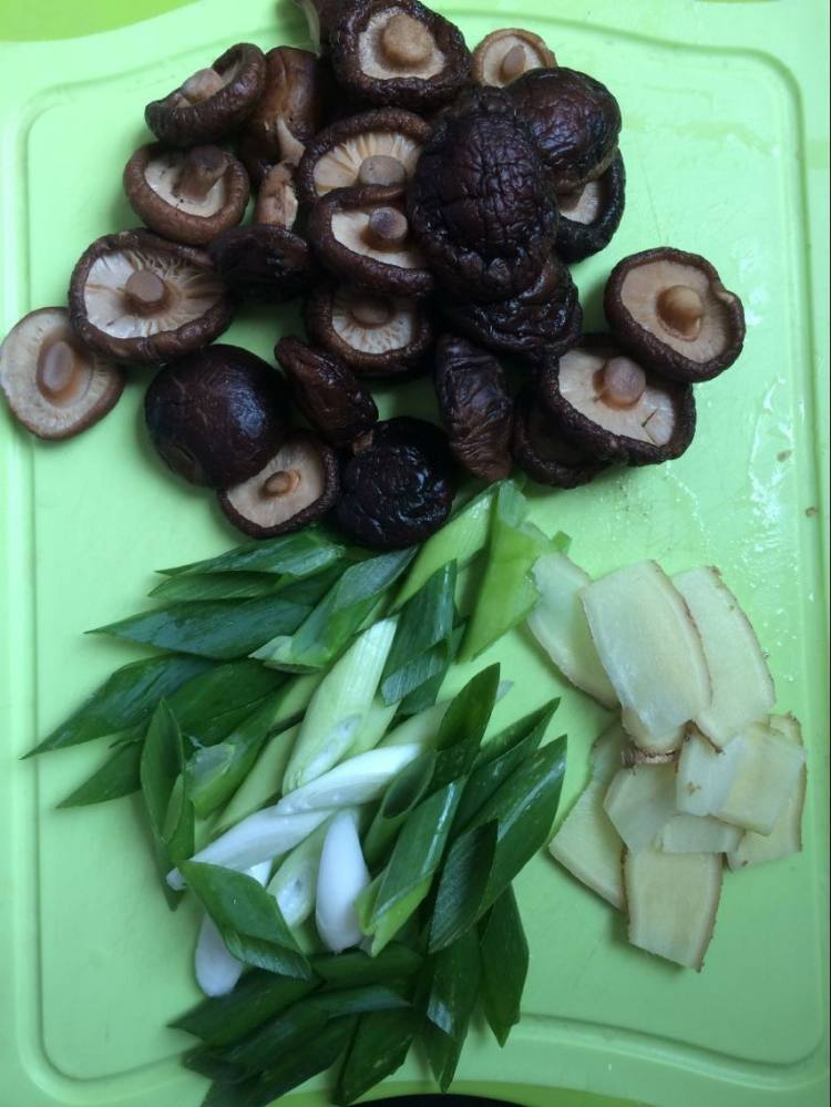 香菇炖鸡步骤2