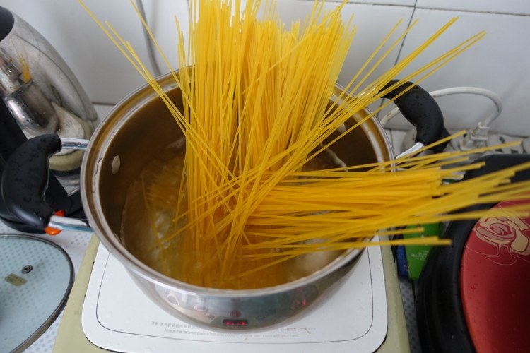 茄汁香肠意面步骤1