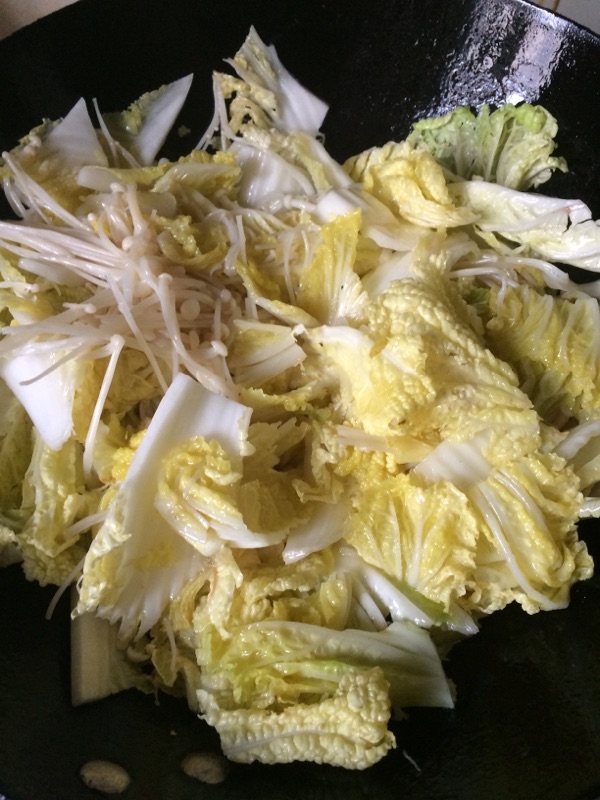 娃娃菜炒金针菇步骤4