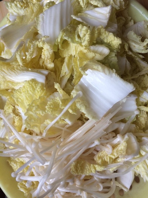 娃娃菜炒金针菇步骤3