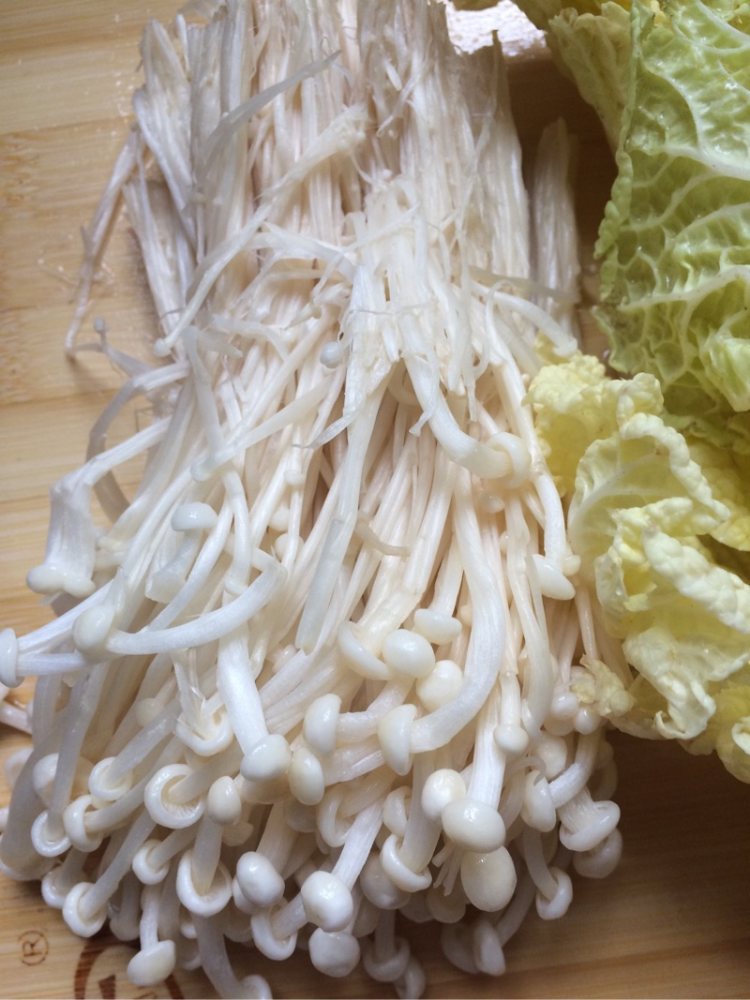 娃娃菜炒金针菇步骤2