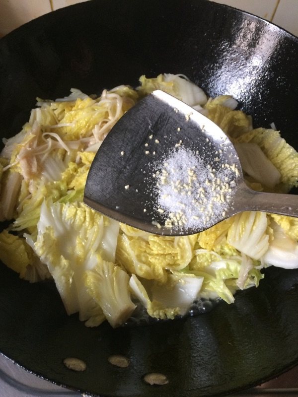 娃娃菜炒金针菇步骤5
