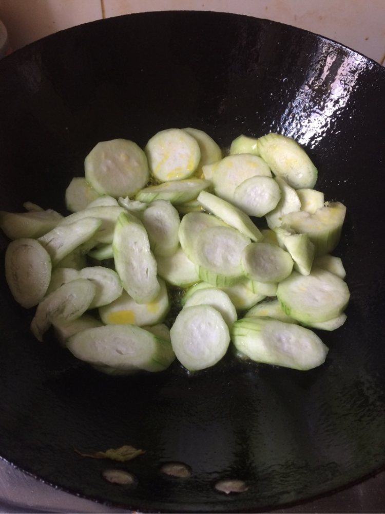 丝瓜炒老油条步骤2