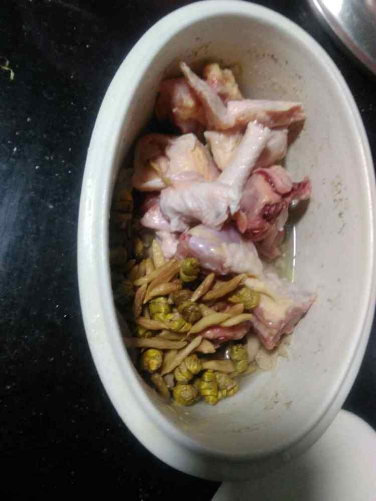 ”石斛麦冬鸡肉汤步骤3