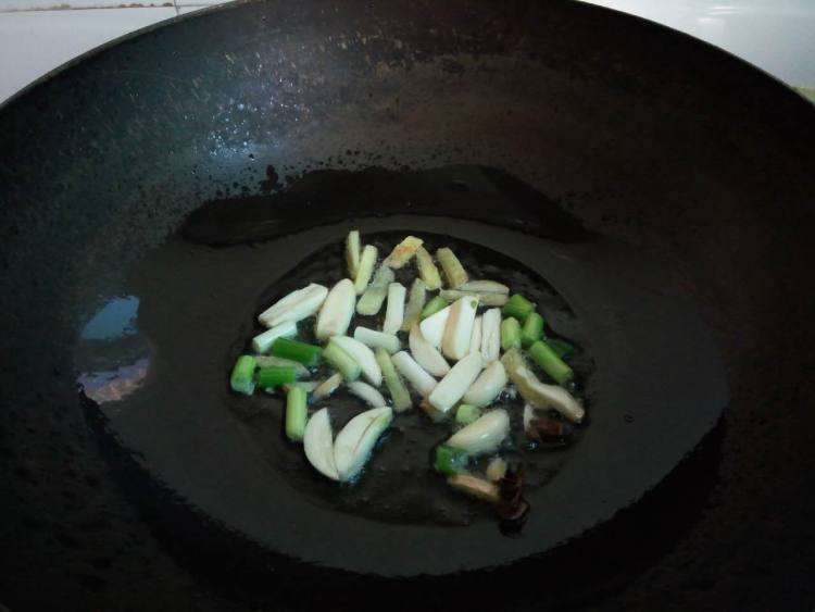咸海鲶鱼炖花生米步骤2