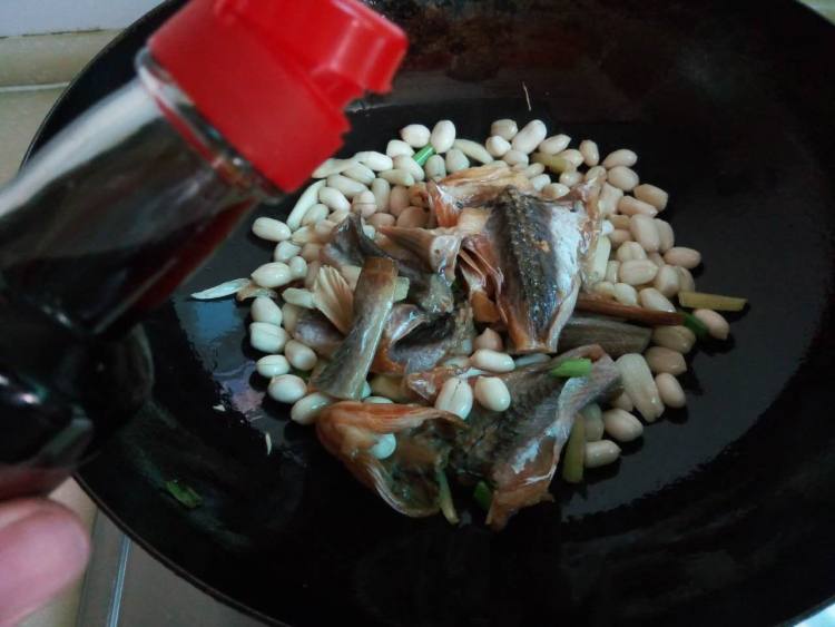 咸海鲶鱼炖花生米步骤5
