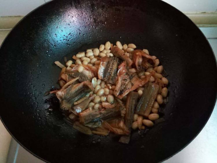 咸海鲶鱼炖花生米步骤9