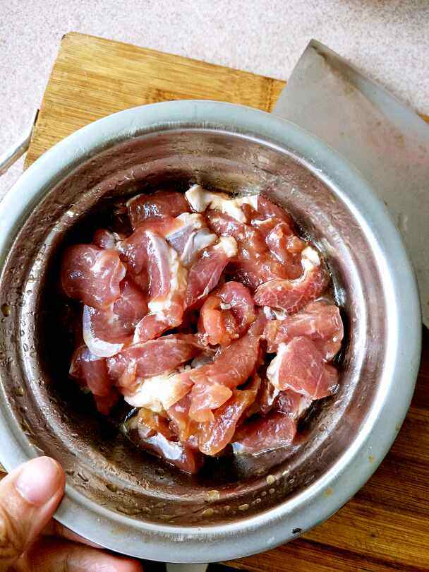 洋葱爆炒猪瘦肉步骤2