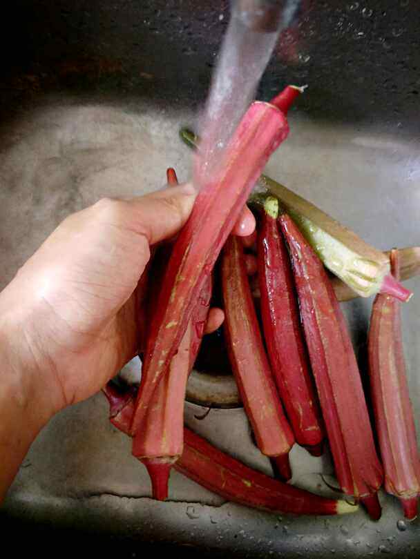 红秋葵炒肉糕步骤2