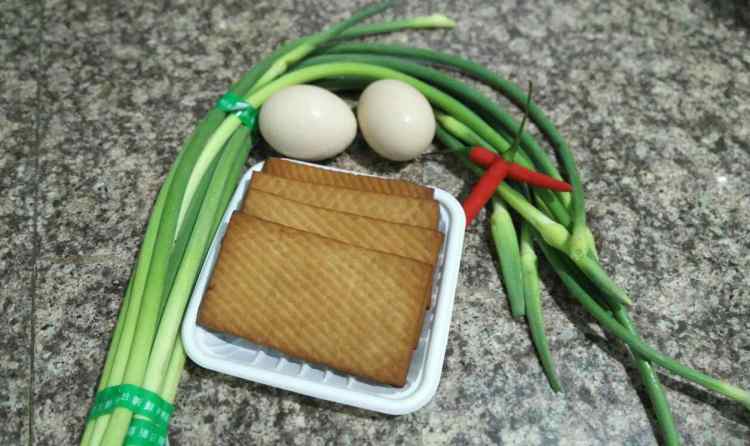 蒜苔鸡蛋炒香干步骤1