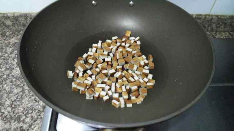 蒜苔鸡蛋炒香干步骤4
