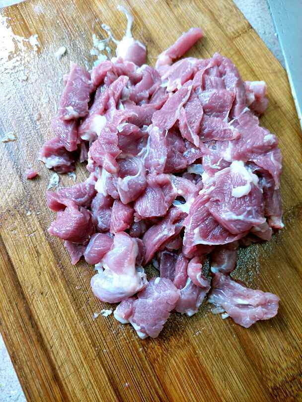 猪瘦肉爆炒金针菇步骤1