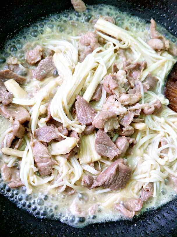 猪瘦肉爆炒金针菇步骤6