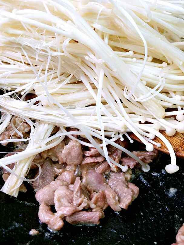 猪瘦肉爆炒金针菇步骤5