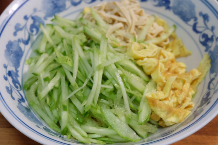 黄瓜鸡蛋拌豆腐丝步骤7