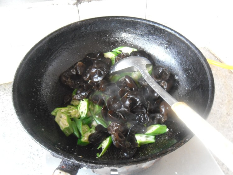 黑木耳炒秋葵步骤6
