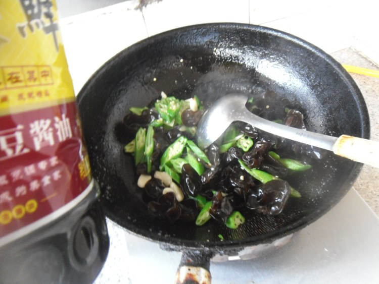 黑木耳炒秋葵步骤7