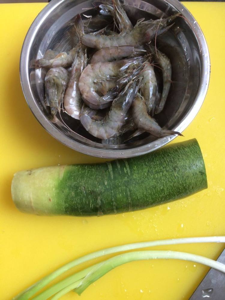 萝卜粉丝炖虾步骤1