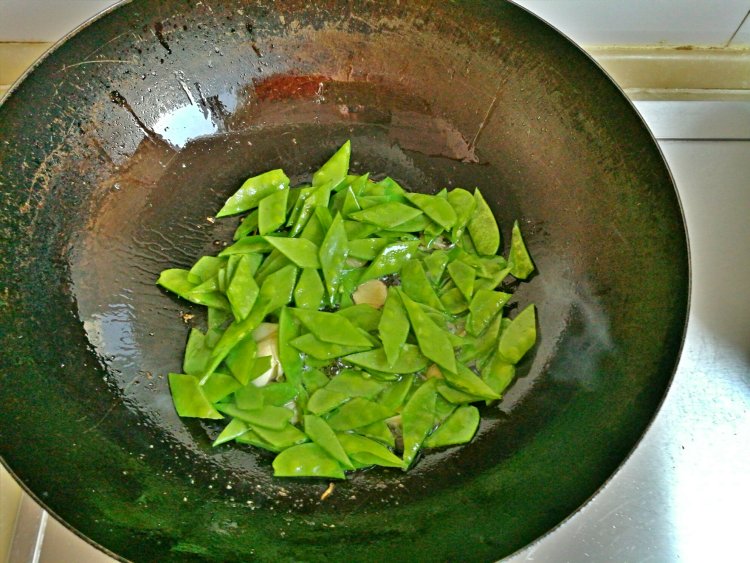 荷兰豆虾仁火腿步骤4