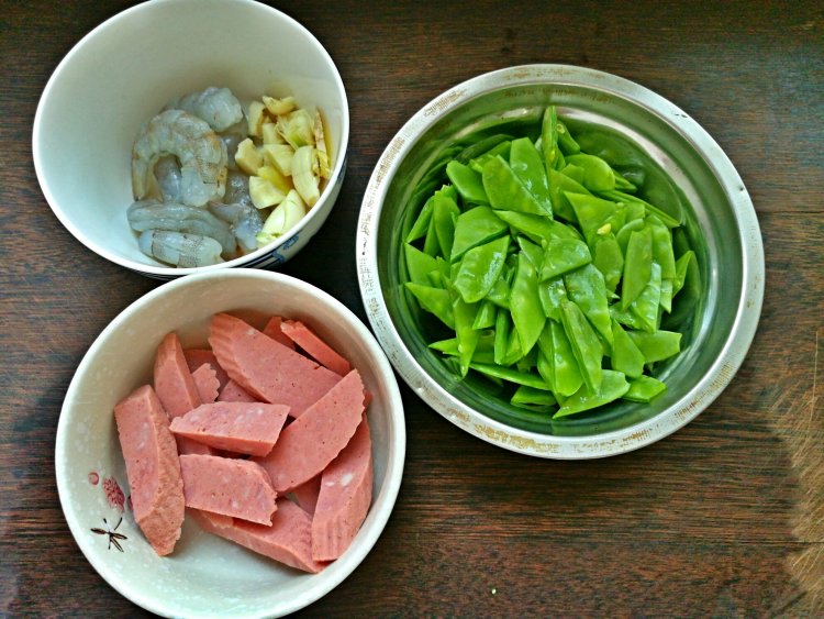 荷兰豆虾仁火腿步骤1