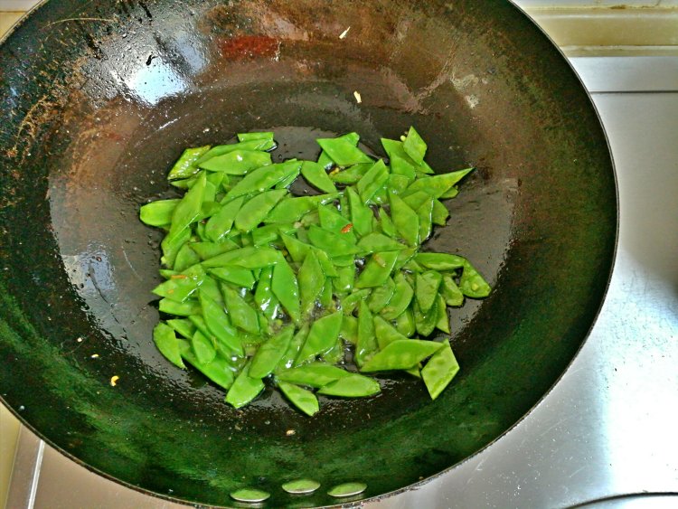 荷兰豆虾仁火腿步骤5