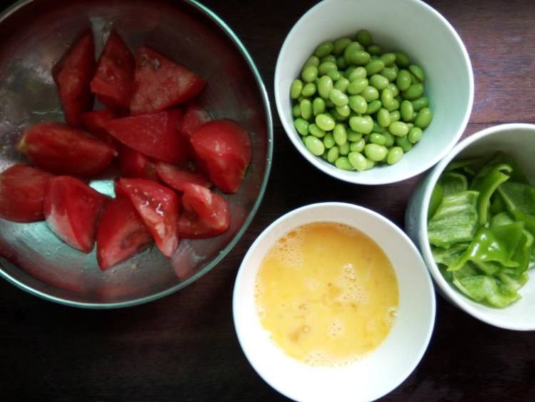 毛豆番茄鸡蛋步骤1