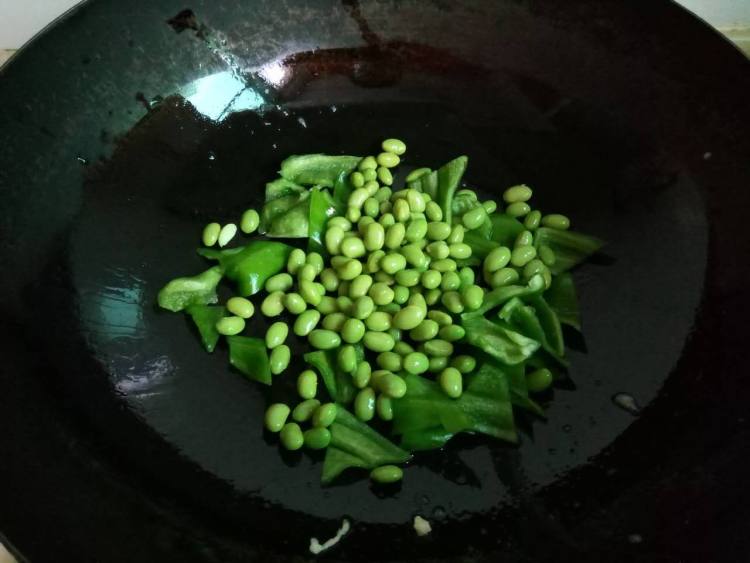 毛豆番茄鸡蛋步骤6