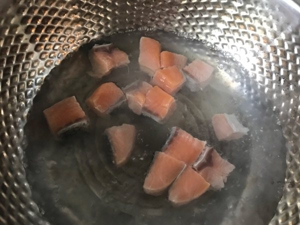芦笋炒三文鱼步骤2