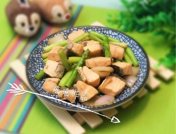 芦笋炒三文鱼步骤7
