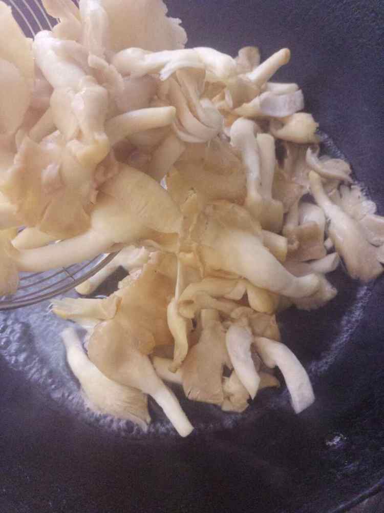 平菇焖粉丝步骤1