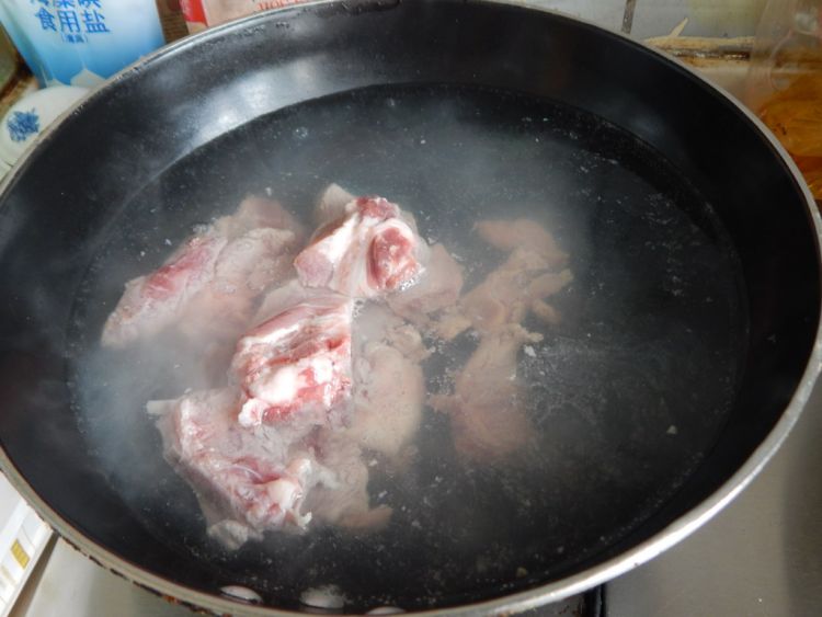 豆角粉条烧排骨步骤2