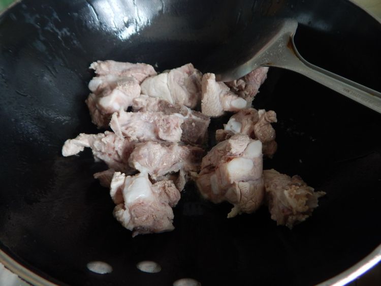 豆角粉条烧排骨步骤3