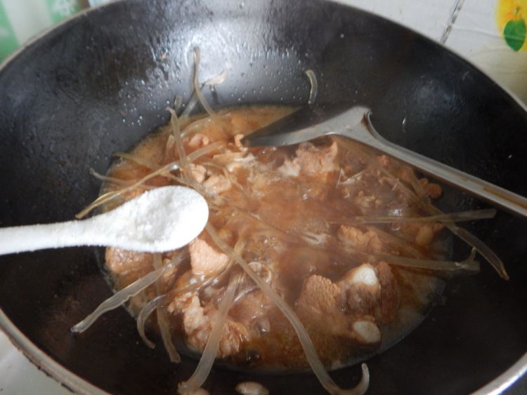 豆角粉条烧排骨步骤8