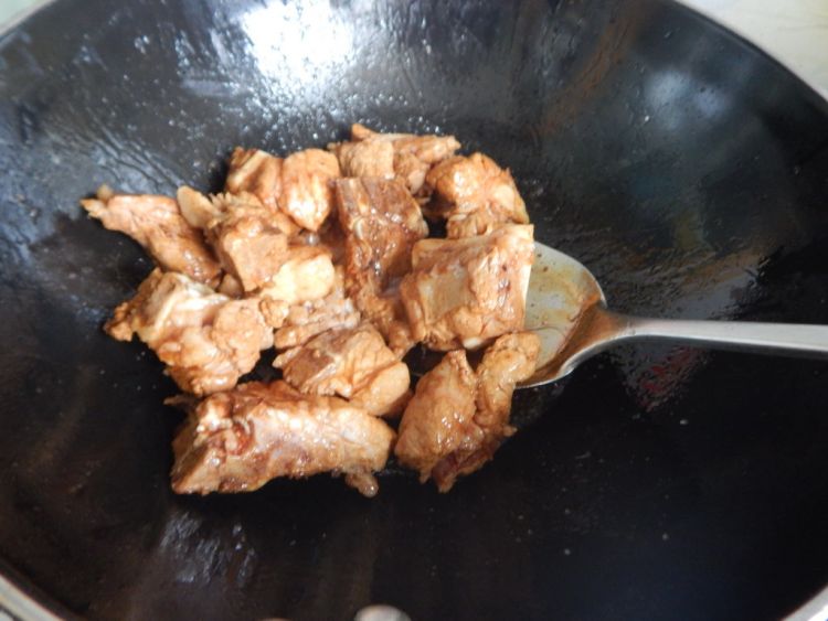 豆角粉条烧排骨步骤5