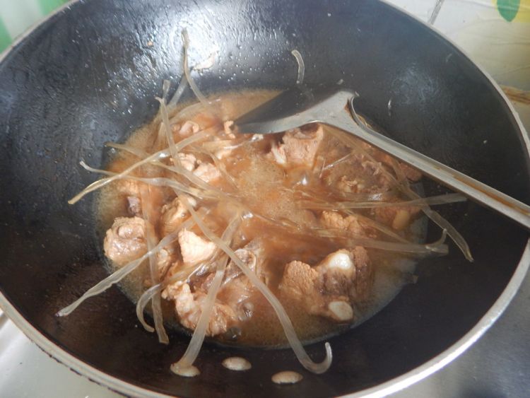 豆角粉条烧排骨步骤7